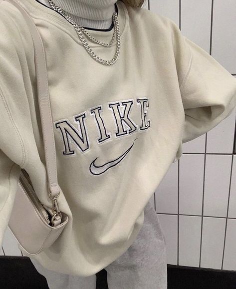 Nike Sweatshirt Rok Outfit, Outfit Minimalist, Nike Sweats, Nike Sweatshirt, 90s Outfit, School Looks, Looks Street Style, Mode Inspo, 가을 패션