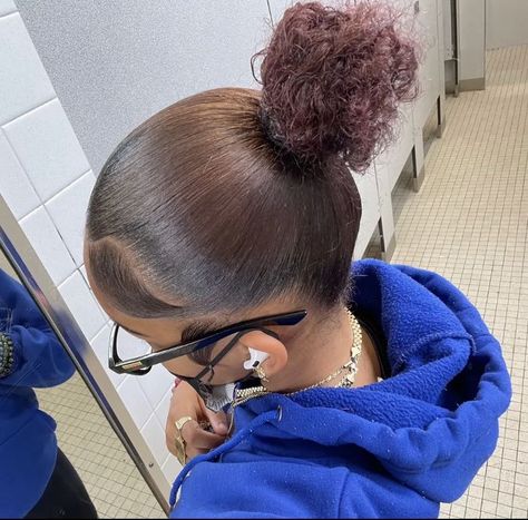 Mid Bun Black Women, Slick Back Bun Natural Hair Black Women, Mid Bun Hairstyles For Black Women, Slick Back Bun Natural, Really Curly Hair, Natural Hair Bun Styles, Weave Ponytail Hairstyles, Sleek Ponytail Hairstyles, Curly Hair Videos