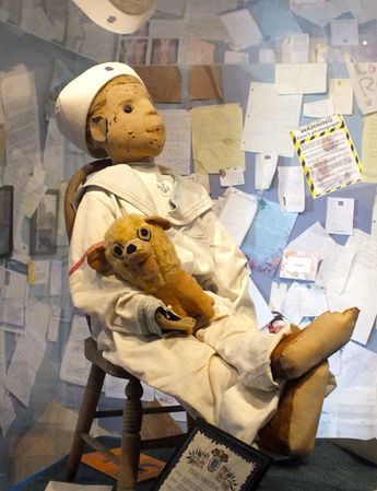 Did you know Chucky was based off a real-life 104-year-old doll? Now you do. Eugene Otto's doll - Robert the Possessed Doll Robert The Doll, Haunted Doll, The Doll