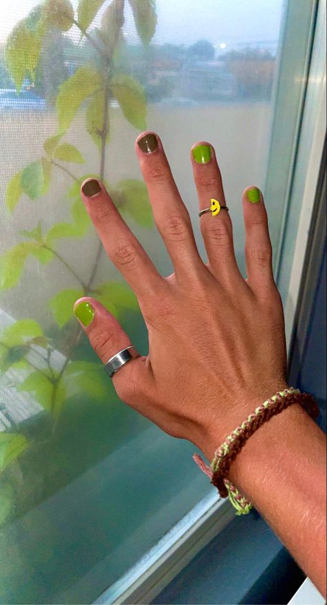 Man Painted Nails, Men Painted Nails Aesthetic, Green Nails Men, Male Painted Nails, Mens Nail Polish, Nail Inspo Men, Men Painted Nails, Painted Nails Men, Men With Painted Nails