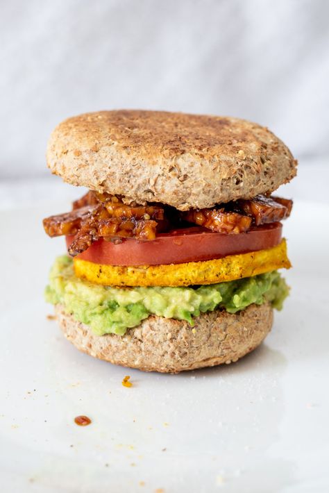 Vegan Breakfast Sandwich (oil-free) - HealthyGirl Kitchen Vegan Breakfast Meal Prep, Vegan English Muffins, Vegan Protein Breakfast, Muffin Sandwich, Vegan Breakfast Sandwich, Easy Vegan Breakfast Ideas, Protein Vegan Breakfast, Wfpb Breakfast, High Protein Vegan Breakfast