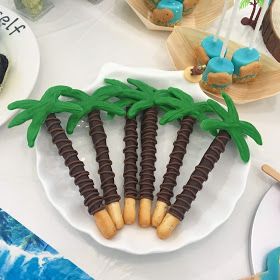 Moana Birthday Desert Table, Hawaii Themed Desserts, Moana Dessert Ideas, Moana Party Treats, Moana Appetizers, Hawaiian Themed Desserts, Moana Desserts, Baby Moana Birthday Cake, Luau Treats