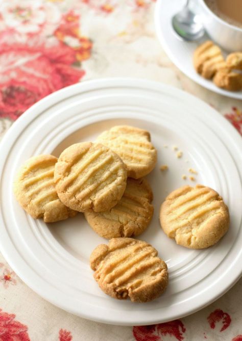 Mary Berry's Easiest Bakes - The Happy Foodie Fork Biscuits, Easy Biscuit Recipes, Mary Berry Recipes Baking, Easy Biscuit, Easy Biscuit Recipe, Mary Berry Recipe, Afternoon Tea Recipes, Biscuit Recipes, Baking Book