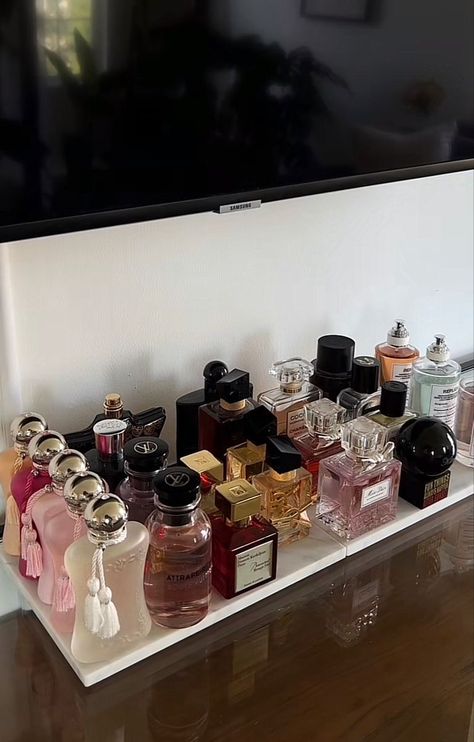 Jackie Aina Perfume Collection, How To Organize Perfumes On Dresser, Perfume Wardrobe, Profumo Victoria Secret, Koleksi Parfum, Perfume Organizer, Fragrance Lab, Perfume Storage, Organizer Ideas