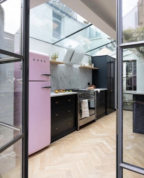 The clever use of cabinets and glazing to connect kitchen spaces is a current trend favoured by architects from Rome. Our eye-catching FAB30 fridge and Opera range cooker look resplendent right here too. Right now there's a five-year extended warranty on select range cooker models and we'll gift you Smeg cookware worth over £400. Insta credit: @devolkitchens #Smeg #SmegUK #FindingItaly #Lazio #WhenInRome #OperaRangeCooker #SmegRangeCooker #SmegFridge #FAB30 #KitchenInspo #TechnologyWithStyle Smeg Kitchen Ideas, Pink Smeg Fridge, Pink Kitchen Inspiration, Hotel Kitchenette, Pink Fridge, Shaker Style Kitchen Cabinets, Fridge Kitchen, Smeg Kitchen, Smeg Fridge