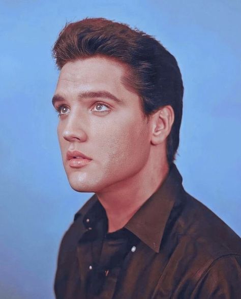 Elvis Photoshoot, Elvis Presley Hair, Elvis Fashion, Elvis Presley Wallpaper, Elvis Pictures, Elvis Movie, Elvis Presley Images, Young Elvis, Book Pictures