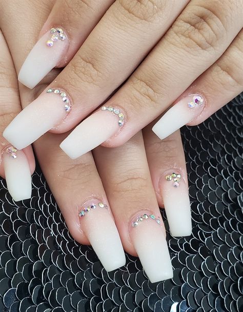 Diamond Nail Art Rhinestones, Mail Design With Rhinestones, New Years Nails With Gems, Simple Jewel Nail Designs, Nails With One Jewel, Cute Nail Ideas With Gems, Jewel On Nails, Jewels On Short Nails, Mail Art With Rhinestones