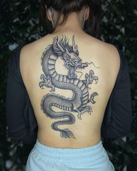 Women back tattoo idea Dragon Tattoo Back, Black Dragon Tattoo, Dragon Tattoo Meaning, Red Dragon Tattoo, Tattoo Line, Chinese Dragon Tattoos, Japanese Dragon Tattoo, Dragon Tattoo For Women, Tattoo Trend