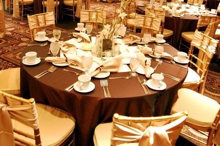 brown and gold wedding table setting Ivory Centerpieces, Diy Centerpieces Cheap, Tablecloths Wedding, Brown Wedding Themes, Brown Bridesmaid Dresses, Dinner Reception, Edible Wedding Favors, Gold Wedding Decorations, Brown Wedding