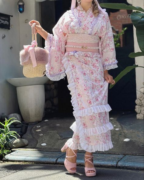 Kimono Fashion Japanese, Japanese Traditional Outfit, Kimono Aesthetic, Festival Kimono, Cute Kimono, Japanese Traditional Clothing, Cute Kimonos, Flower Kimono, Traditional Japanese Kimono