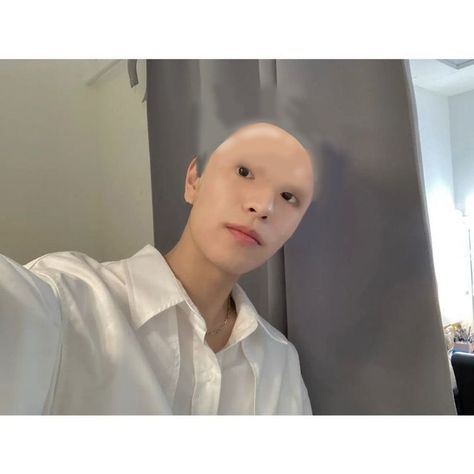 Bald Seungmin Skz, Bald Felix Skz Egg, Seungmin Cursed Photo, Funny Seungmin Pics, Seungmin Cursed, Bald Seungmin, Bald Kpop Idols, Bald Chan, Bald Hyunjin