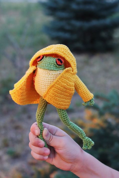 Crochet Frog Door Stopper, Crochet Long Leg Frog, Crochet Frog Doll, Cute Little Crochet Projects, Frog And Toad Crochet, Crochet Lizard, Green Frog Crochet, Crochet Frog Pattern, Frog Crochet Pattern