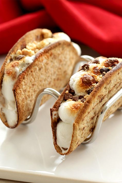 Healthy dessert tacos… s’mores style! Toasty marshmallow, melty chocolate & sweet graham-cracker crumbs in a crispy taco shell made from a Flatout Foldit! 1 taco = 95 calories | 2.5g fat | 4 SmartPoints | PIN! Bbq Chicken Healthy, Healthy Taco Recipes, Dessert Taco, Healthy Taco, Hungry Girl Recipes, Ww Desserts, Healthy Tacos, Mini S, Oreo Dessert