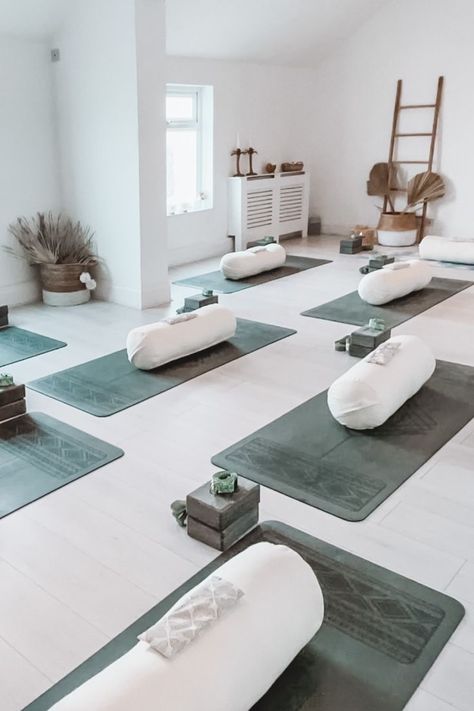 Yoga Room Design At Home, Meditation Room Aesthetic, Meditation Room Decor Ideas, Yoga Room Ideas Home, Small Yoga Studio Design, Design Yoga Studio, Small Yoga Studio, Yoga Studio Design Ideas, Yoga Studio Interior