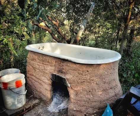 Cob Hot Tub, Off Grid Bath House, Outdoor Bathtub Diy, Cob Sauna, Outdoor Bathtub Ideas, Outdoor Bath Tub, Unique Bathtubs, Outdoor Bath House, Outside Bathtub