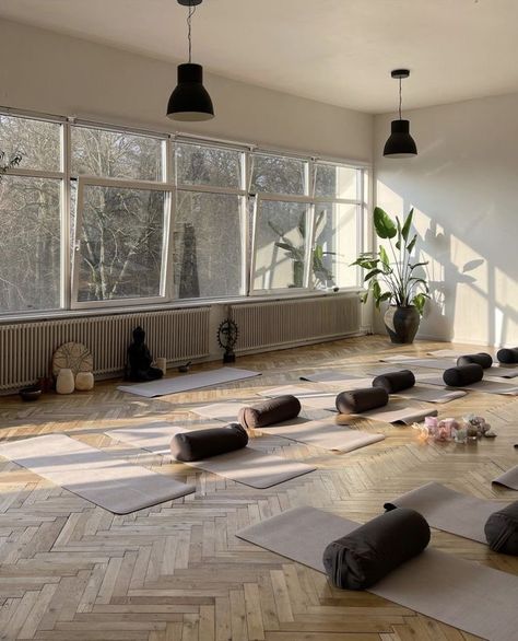 Meditation Mood Board, Yoga Vision Board Pictures, Yoga Room Aesthetic, Yoga Astethic, Yoga Studio Aesthetic, Yoga Core, Yoga Aesthetic, Yoga Studio Design, Pilates Gym