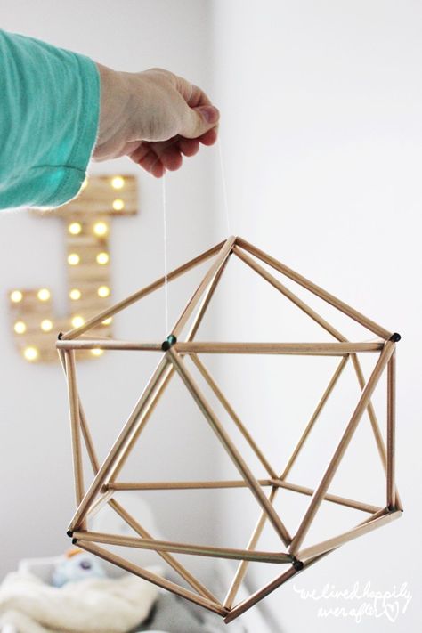 DIY Gold Geometric Baby Mobile out of Plastic Straws Industrial Nursery, Diy Geometric Decor, Geometric Mobile, Gold Mobile, Straw Art, Diy Straw, Diy Gold, Modern Party, Geometric Decor