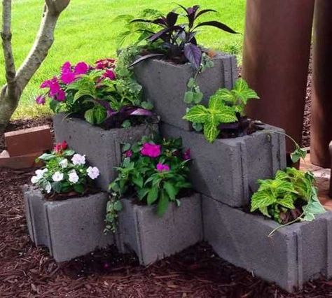 19 Cool Cinder Block Planters That Everyone Can Make Cinder Block Planters, Cinder Block Garden Bed, Cinder Blocks Diy, Modern Gardening, Cinder Block Bench, Garden Escape, Cinder Block Garden, Patio Flowers, Terrace Garden Design