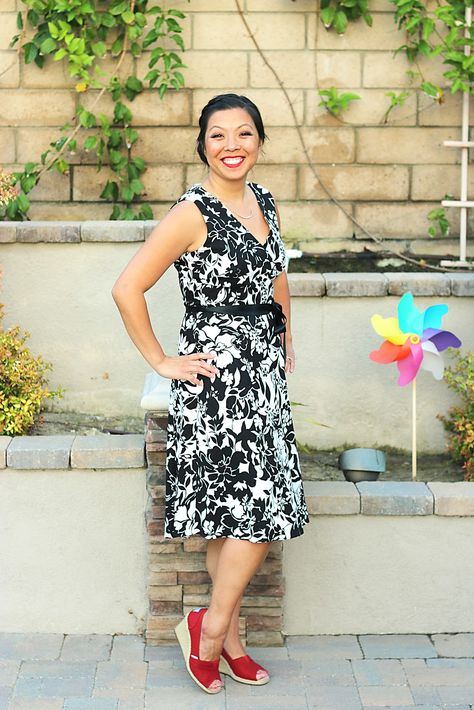 Black and white floral is so pretty in any season. I found this in the back of my closet long forgotten. It's getting a new lease on life, as I have a wedding to go to and I think this might be the dress! Work Dresses Outfits, Spring Outfits Dresses, Mom Fashion, Mama Style, Mom Tips, Classy Dress Outfits, Black And White Floral, Beauty Inside, Hey Girl