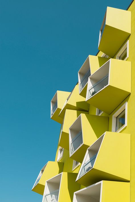 Andrés Gallardo captura un surreal Copenhague en estas coloridas fotografías | Plataforma Arquitectura Geometric Architecture, Urban Architecture, Minimalist Architecture, Geometric Form, Urban Photography, Mellow Yellow, Contemporary Architecture, Architecture Building, Larp