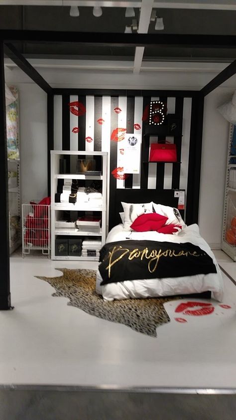 Red Black White Room Bedroom Ideas, Kate Spade Bedroom Ideas, Red Rose Bedroom Ideas, Black White And Red Bedroom Ideas, Red White And Black Bedroom Ideas, Black And Red Bedroom Decor, Red And Black Bedroom Ideas, Red Bedroom Design, Red Bedroom Decor