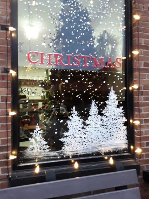 How To Paint Windows For Christmas, Christmas Retail Window Display Ideas, Christmas Window Painting, Holiday Window Display, Christmas Window Display, Window Display Design, Christmas Forest, Winter Window, Christmas Window Decorations