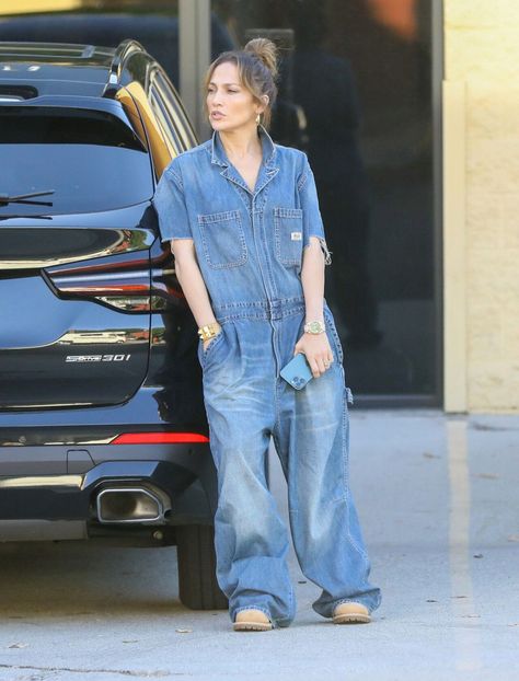 Oversized Jumpsuit Outfit, Jeans Overall Outfit, Jean Overall Outfits, Kelly Rowland Style, Denim Jumpsuit Outfit, Athleisure Street Style, Oversized Jumpsuit, Oversize Outfit, Overall Outfit