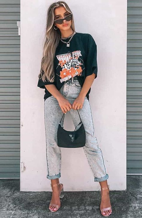 30+ Trendy Graphic Tee Outfits To Give You Inspiration! - Prada & Pearls Oversized Tee Outfit, Graphic Tees Street Style, Tee Outfits, Streetwear Outfit Ideas, Look Office, Graphic Tee Outfits, Trendy Graphic Tees, Tee Outfit, Tshirt Outfits