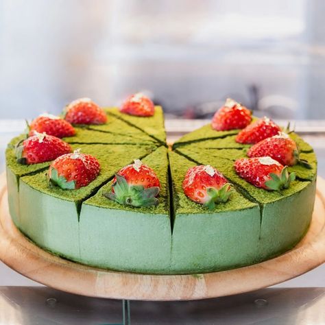 Transforming cheesecake into a matcha marvel! 🍵🍰 Elevate your dessert game with this healthier twist. #MatchaCheesecake #HealthyIndulgence #DeliciouslyGreen #SweetTreats #elevateyourdesserts Strawberry Matcha Dessert, Strawberry Matcha Cheesecake, Matcha Basque Cheesecake, Matcha Basque Burnt Cheesecake, Matcha Burnt Cheesecake, Desserts Faciles, Desserts Japonais, Dessert Thermomix, Matcha Cheesecake