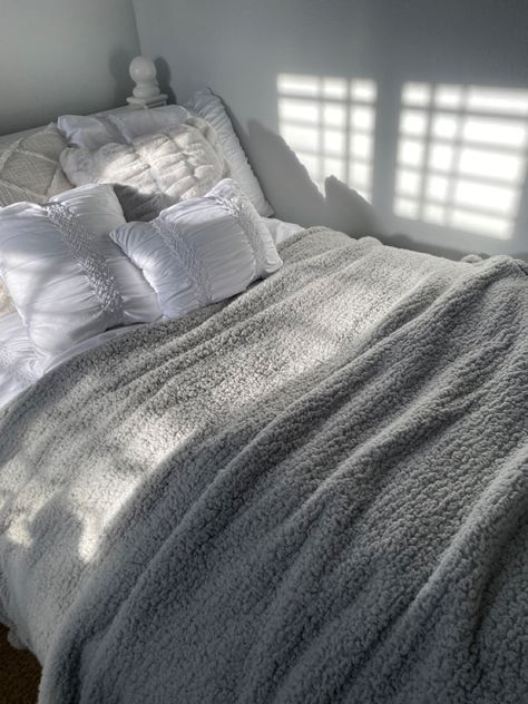 Aesthetic Grey Bedding, Grey Sheets Bedroom, Grey And White Bed, Minamilist Bedroom, Grey Comforter Bedroom, White And Gray Bedroom, Grey Single Bed, Grey And White Bedroom, Gray Bed Set