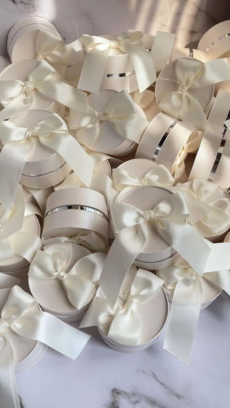 حفل توديع العزوبية, Gift Wrapping Techniques, Wedding Gifts Packaging, Wedding Gifts For Guests, Idul Fitri, Wedding Gift Favors, Design Wedding, Diy Wedding Decorations, Wedding Dress Styles