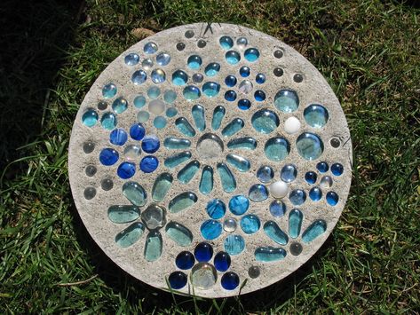 Homemade Stepping Stones, Mosaic Stepping Stone, Stepping Stone Molds, Concrete Stepping Stones, Stepping Stones Diy, Mosaic Stepping Stones, Stone Molds, Garden Stepping Stones, Stone Pathway