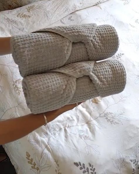 Folding Towels Fancy, Folding Bath Towels, Hand Towel Folding, How To Roll Bath Towels, Towel Folding Ideas, Fold Hand Towels, Metdaan Diy, Fancy Towels, Fold Towels