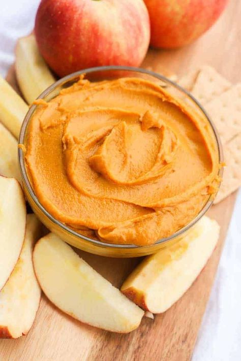 Mixing up two of my favorite things for the perfect fall treat. This Peanut Butter Pumpkin Pie Dip is perfect for sliced apples or graham crackers. Peanut Butter Pumpkin Pie, Pumpkin Pie Flowers, Hor Dourves, Pumpkin Cheesecake Dip, Bacon Cheese Dips, Pumpkin Pie Dip, Pumpkin Peanut Butter, Peanut Butter Dip, Pie Dip