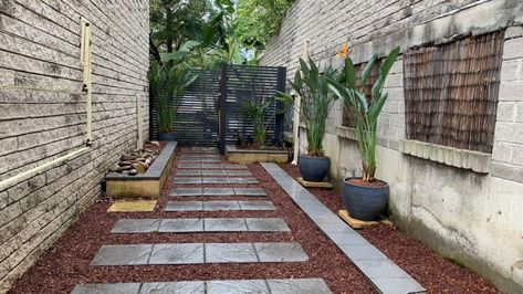 House Backyard Ideas, Dog Potty Area, Leaf Mulch, Tree Mulch, Straw Mulch, Low Growing Shrubs, Landscaping Rock, Brick Edging, Benefits Of Gardening