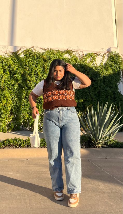 Indie Outfits Mid Size, Y2k Fashion Plus Size Street Styles, Thrifted Plus Size Outfits, Mid Size Streetwear, Plus Size Trendy Outfits 2023, Y2k Plus Size Outfits, Mis Sized Outfits, Streetwear Fashion Women Plus Size, Midsize Poses