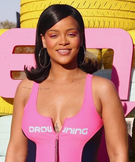 Celebs Are Styling Their Hair With Flipped Ends Flip Ends Hairstyle, Rihanna Hairstyles, Rihanna Outfits, Rihanna Style, Peinados Fáciles Para Cabello Corto, 90s Hairstyles, Hair Flip, Trendy Haircuts, Rihanna Fenty