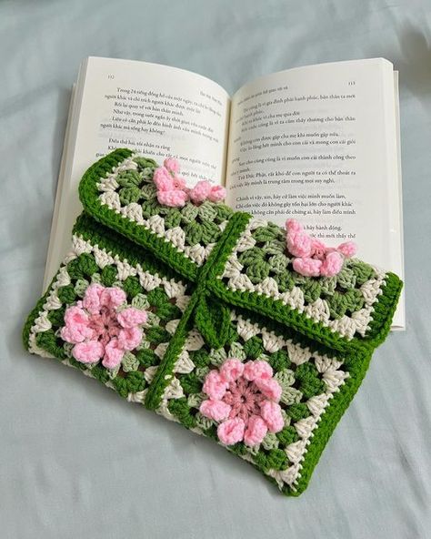 SHOP LEN CỦA CAT on Instagram: "Những chiếc book sleeve 📖 23cmx16cm  Made by @cathandmade99  shopee.vn/cathandmadestore #book #bookstagram #booklover #crochet #crochetaddict #handmadegifts #handmadejewelry #bag" Crochet Book Cover, Crochet Book, Crochet Gift, Book Sleeve, May 5, Crochet Gifts, Crochet Ideas, Crochet Projects, Book Lovers