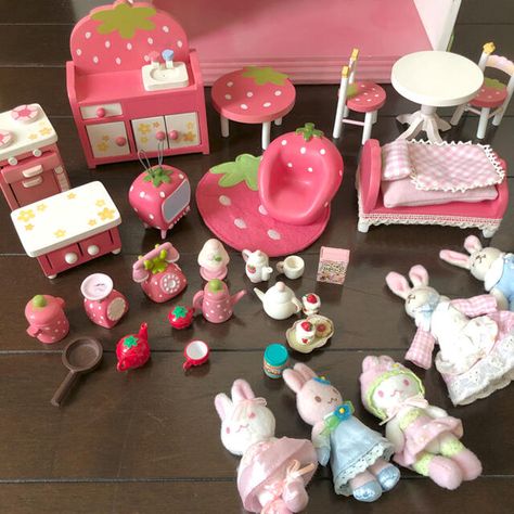 usamomo usamimi mother garden coquette dollette cottagecore strawberry doll house Calico Critters Cottagecore, Mother Garden Toys, Doll House Aesthetic, Garden Coquette, Mother Garden Strawberry, Strawberry Coquette, Cottagecore Strawberry, Strawberry House, Cute Dollhouse