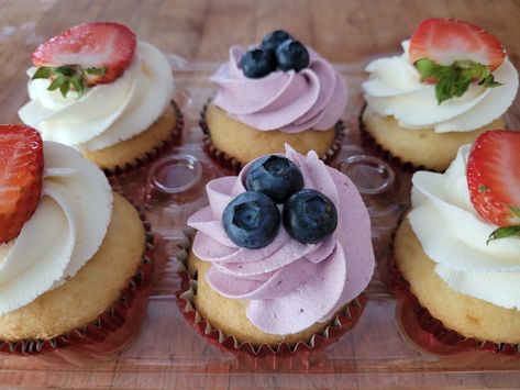 Strawberry and blueberry cupcakes with fruit fillings. Strawberry And Blueberry Cupcakes, Cupcakes With Fruit, Blueberry Birthday Party, Fruit Cupcakes, Cookie Party Favors, Summer Cupcakes, Gender Reveal Cookies, Blueberry Cupcakes, Blueberry Cookies