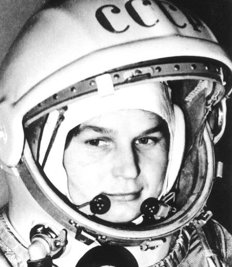 First Female Astronaut, Valentina Tereshkova, Sally Ride, Space Suits, Star Trek Captains, Lunar Landing, Pilot Training, Historia Universal, Space Race