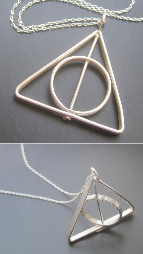 Harry Potter Deathly Hallows necklaces. Handmade with a spinning center ring! Harry Potter Locket, Harry Potter Jewellery, Deathly Hallows Necklace, Harry Potter Accessories, Hogwarts Christmas, Fandom Jewelry, Harry Potter Deathly Hallows, Harry Potter Jewelry, Harry Potter Tattoos