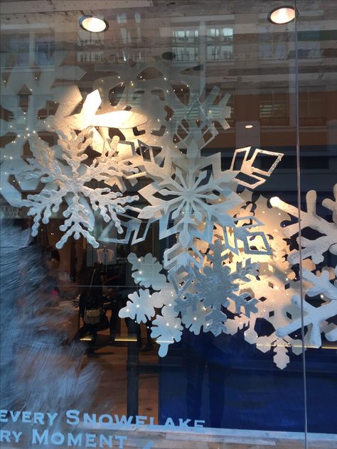 Winter Store Displays, Holiday Windows Display Retail, Nutcracker Window Display, Anthropology Window Display, Snowflake Window Display, Snow Window Display, Store Front Christmas Window Display, Christmas Window Decorations Indoor, Christmas Visual Merchandising