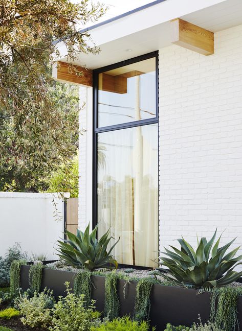 California Mid-Century Inspired Post & Beam Home — BARTA INTERIORS Mid Century Modern Exterior, Mid Century Exterior, California Modern, Modern Ranch, White Brick, Exterior Ideas, Home Exteriors, Mid Century Modern House, Exterior Brick