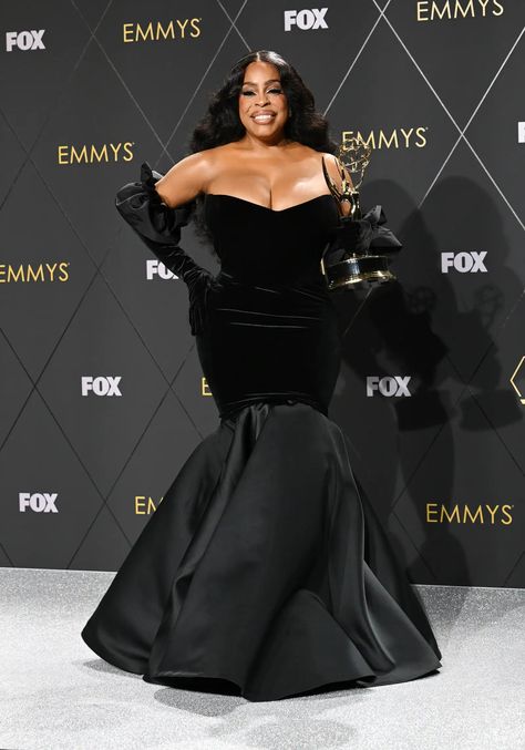 Celebrity Award Show Dresses, Black Fashion Icons, Black Red Carpet Dress, Award Show Dresses, New York City Photos, Celeb Fashion, Kitchen Party, Purple Gowns, Idris Elba