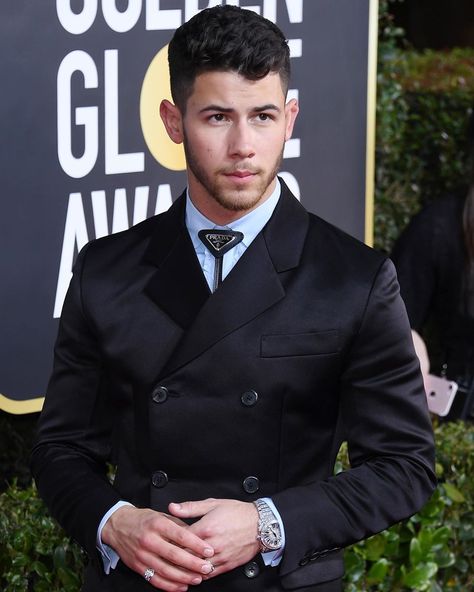 Vogue Hommes on Instagram: “#GoldenGlobes2020: @NickJonas gave his @Prada tux a Western twist with the house’s new bolo tie (from the Spring/Summer 2020 collection) at…” Prada Suits Men, Prada Suit Men, Prada Bolo Tie, Bolo Tie Outfit, Prada Suit, Thom Browne Suit, Prada Coat, Golden Globes 2020, Tie Outfit