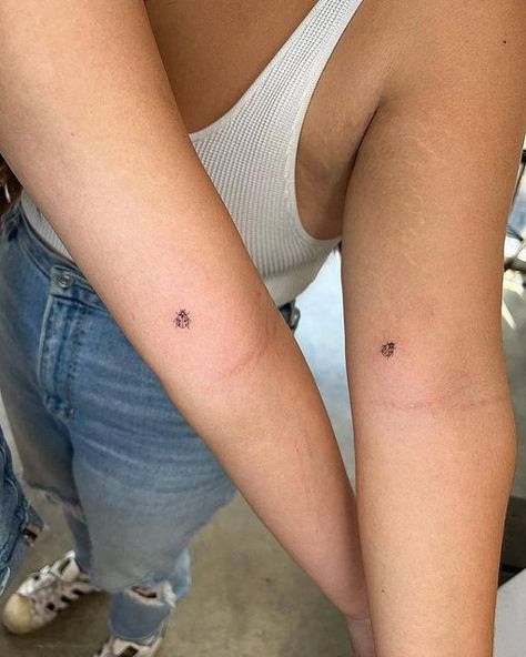 Little Tattoos on Instagram: "Matching ladybugs 🐞🐞 by @joeyhilll · Los Angeles 🇺🇸" Ladybird Tattoo, Sydney Tattoo, Lady Bug Tattoo, Bestie Tattoo, Bug Tattoo, Muster Tattoos, Petite Tattoos, Парные Тату, Cute Tiny Tattoos