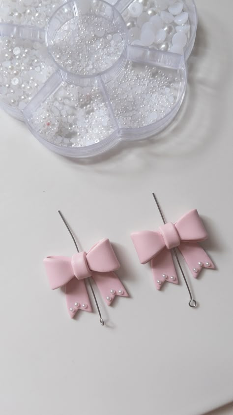 Large 🎀 with Pearl Details 😍 I’m all out of the pink in this style now but I do have some dreamy blue bows with the same detail left if you want to get your hands on some. Lightweight and stylish, these bows are hypoallergenic and will fulfil all your coquette dreams. Get your hands on a pair before they run out. 🛒https://twoclayhearts.com/products/large-blue-clay-bow-dangle-earring-with-pearl-detail . . . . . . . #bowearrings #coquetteearrings #pastelearrings #clayearrings #everydaysty... Clay Art For Jewelry, Dangling Clay Earrings, Jewelry Out Of Clay, How To Make Clay Bow, How To Make A Bow With Clay, Polymer Clay Bow Tutorial, Bow Clay Art, Crafts With Polymer Clay, Clay Bow Tutorial