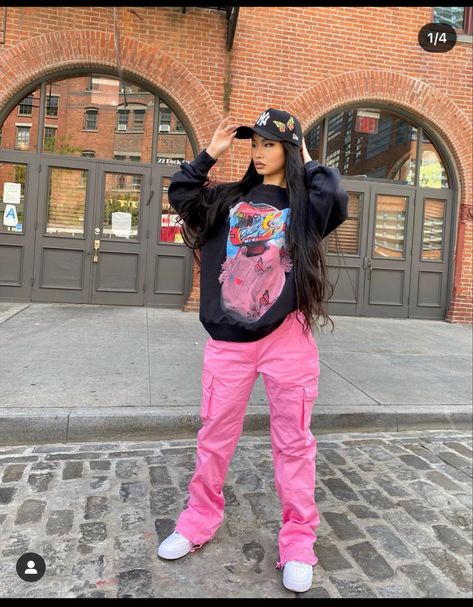 Pink Cargo Outfits Women, How To Style Pink Cargos, Pink Cargo Jeans Outfit, Pink Cargos Fit, Outfits With Pink Cargo Pants, Colorful Cargo Pants Outfit, Pink Cargos Outfit, Pink Cargo Pants Outfits Winter, How To Style Pink Cargo Pants