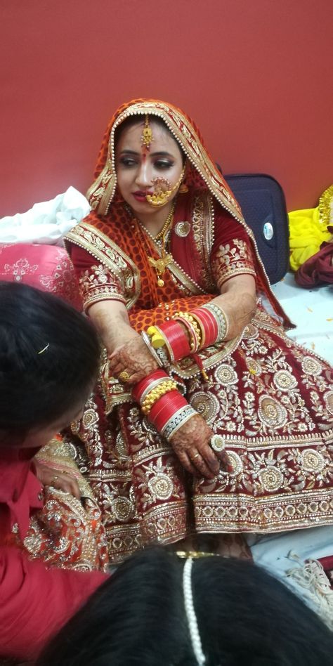 Beautiful Kumaoni bride with pichhora and red lehenga. Kumaoni Bride, Pahadi Bride, Garhwali Bride, Bharatanatyam Costume, Amrita Rao, Bridal Hairstyle Indian Wedding, Indian Bride Poses, Hair Mask For Growth, Bride Photoshoot